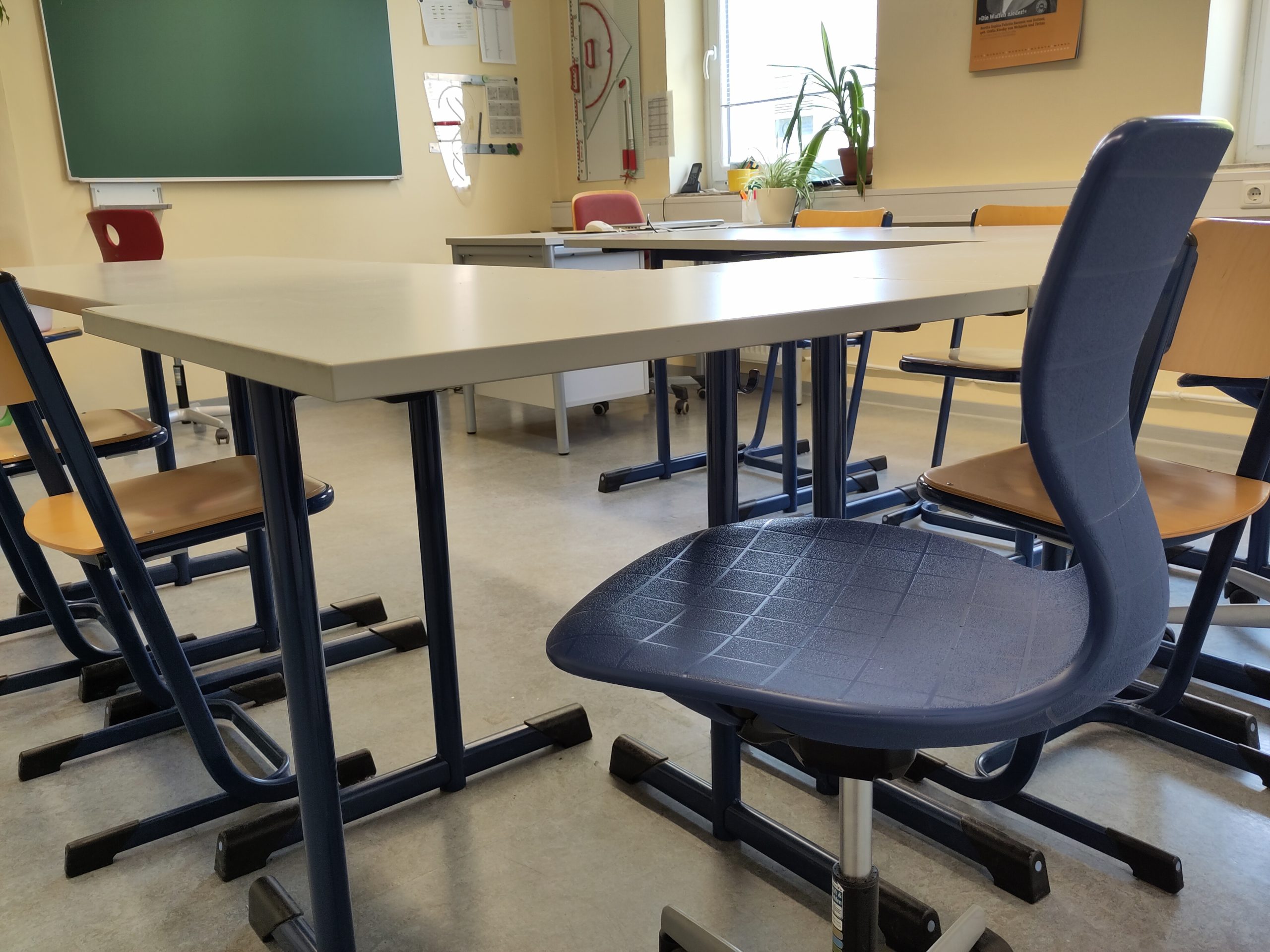 Klassenraum mit leeren Stühlen